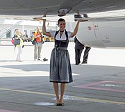 Lufthansa Trachten Crew eingekleidet von Angermaier (©Foto. Marikka-Laila Maisel